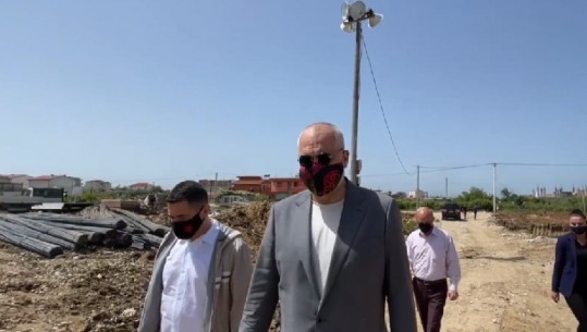 “DO NDËRTOHEN 224 APARTAMENTE DHE…”/ Rama inspekton procesin e punimeve të rindërtimit në Manzë