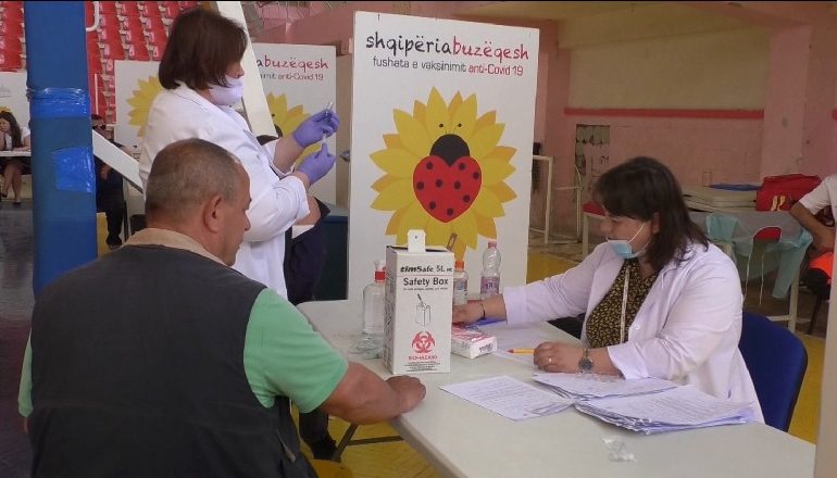RINIS VAKSINIMI ME DOZËN E DYTË NË VLORË/ Epidemiologu: Vonesa nuk sjell probleme…