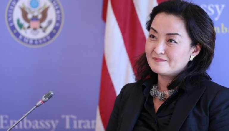 PUBLIKON FOTON E VEÇANTË/ Pas Kukësit, ambasadorja Kim ndalon në Tropojë