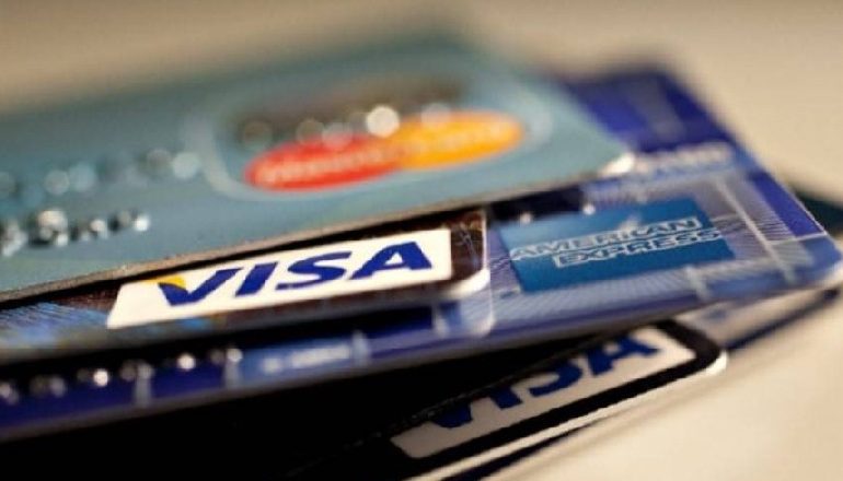 VIDHNIN KARTA BANKE NËPËRMJET INTERNETIT/ Arrestohen 2 persona, 5 nën hetim