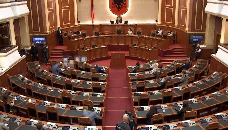 BETOHEN DY DEPUTETET E REJA NË KUVEND/ Ja kush e merr mandatin e Bashkim Fino dhe Tom Doshit