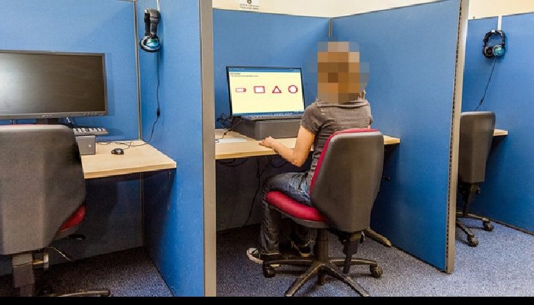 I MASKUAR ME FASHO RRETH KOKËS/ 28 vjeçari shqiptar futej në testet e teorisë për marrjen e patentës për persona të tjerë