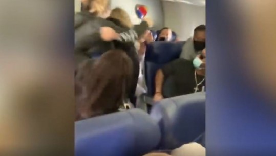 PLAS SHERRI NË AVION/ Pasagjerja godet me grusht stjuardesën, i thyen dy dhëmbë (VIDEO)
