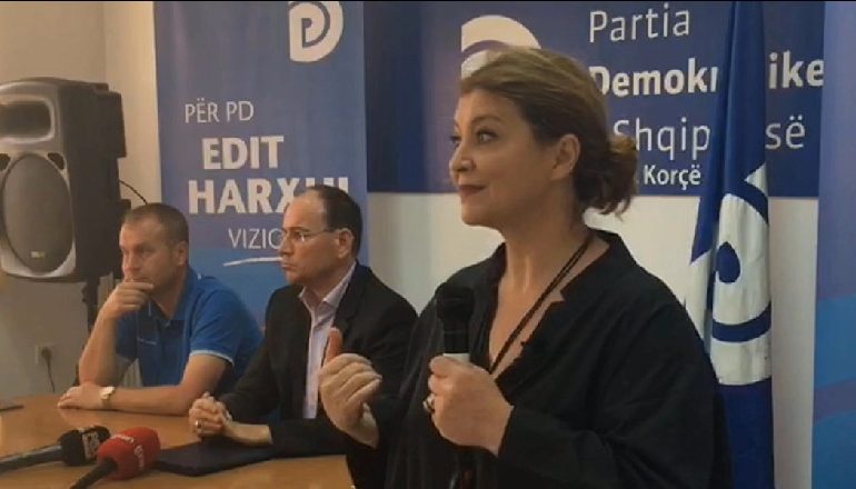 “NUK DUAM TË DËGJOJMË PËRRALLA”/ Anëtari i dehur i PD-së i prish fjalimin Edith Harxhit në Korçë