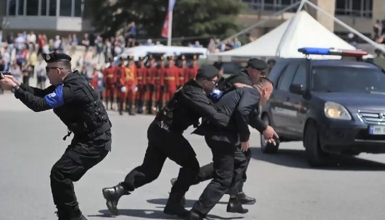 INSKENUAN ATENTAT DHE DHURUAN SPEKTAKËL/ Peleshi publikon pamjet me momentet më interesante të trupave shqiptaro-amerikanë (VIDEO)