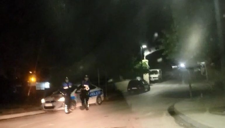 I BËJNË ATENTAT NË HYRJE TË BANESËS NË VLORË/ Plagoset me 4 plumba një 38-vjeçari, subjekt i OFL-së