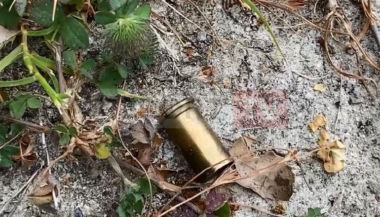 ATENTATI NË VLORË/ Policia lë provat në vendin e ngjarjes! Njolla gjaku, gëzhoja e shenja plumbash