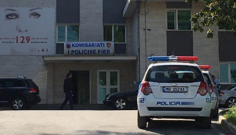 E RËNDË/ I riu qëllon me thikë një 24-vjeçar në Fier, xheloz për ish-gruan. Policia… (EMRI)