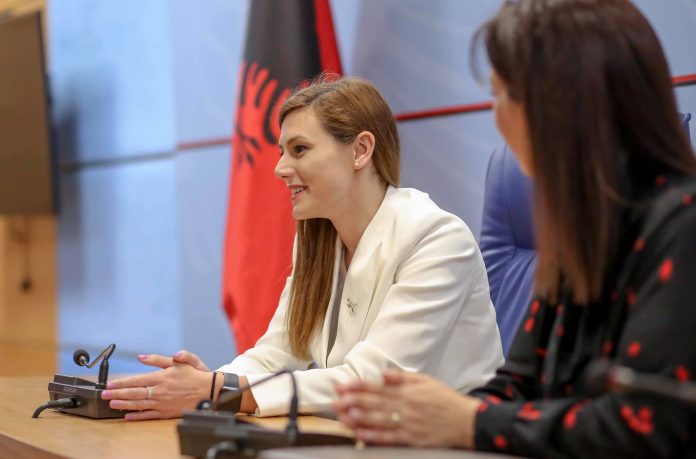 “KAM BESIM QË ME ENERGJINË…”/ Ministrja Evis Kushi mirëpret Zëvendësministren e re Bora Muzhaqi