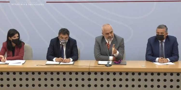 NDËRTIMET PA LEJE/ Rama, policisë: Çfarë logjike ka të shkohet në majë të malit për një avlli kur në rërën e detit dikush bën namin
