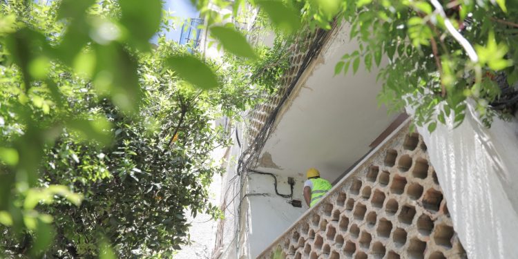U DËMTUAN LEHTË NGA TËRMETI/ Bashkia e Tiranës nis riparimin e 288 pallateve (FOTOT)