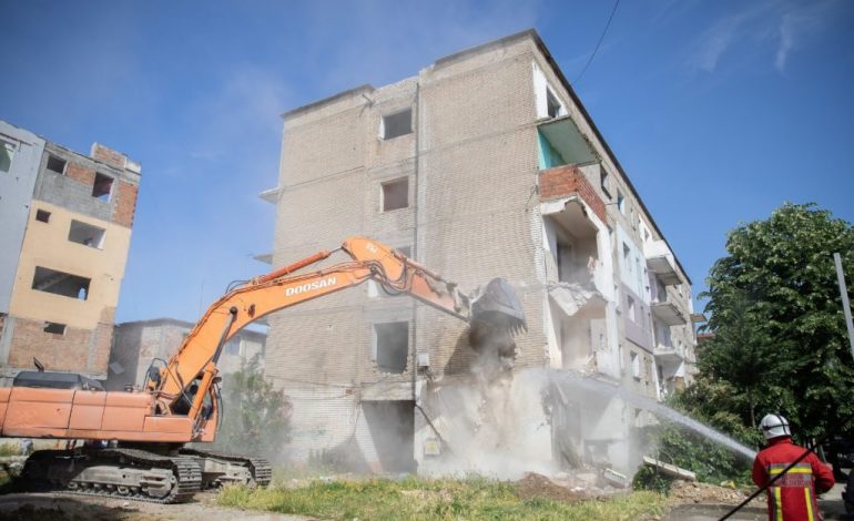 RINDËRTIMI NË KOMBINAT/ Vijon procesi i demolimit të pallateve të shpallura të pabanueshëm dhe me rrezik të lartë