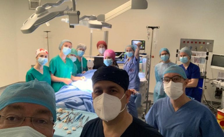LAJMI I MIRË/ Kryhet ndërhyrja e parë kirurgjikale nga ekipi shqiptaro-turk në Spitalin Memorial të Fierit