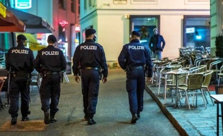 “KAM GJETUR NJË ÇANTË TË DYSHIMTË”/ 20-vjeçari shqiptar mashtron dhe “rreh për vdekje” 4 policë në Vjenë