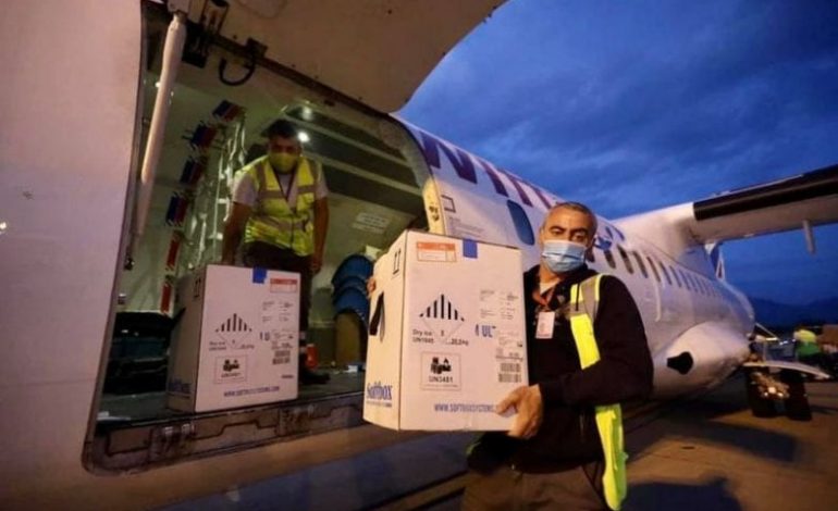 VJEN LAJMI I MIRË/ Mbërrijnë mijëra vaksina të tjera Pfizer në aeroportin “Nënë Tereza”