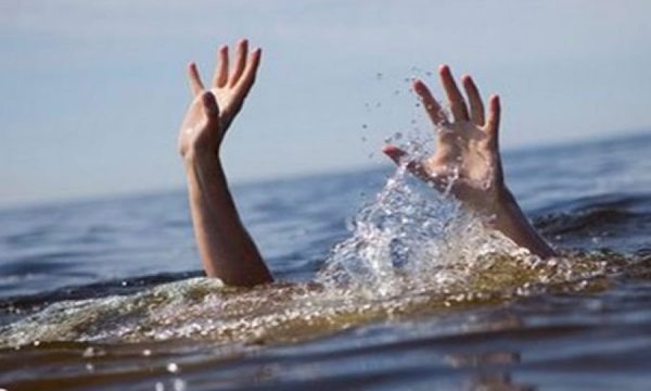 E RËNDË/ Shkoi te vajza për plazh, mbytet i moshuari në Shëngjin