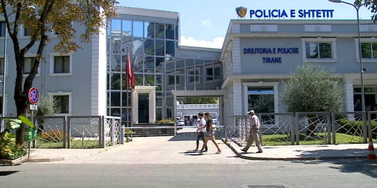 DEL EMRI/ Hiqej si sipërmarrëse dhe shiste bileta të pavlefshme për jashtë vendit, çfarë i ndodhi 32 vjeçares