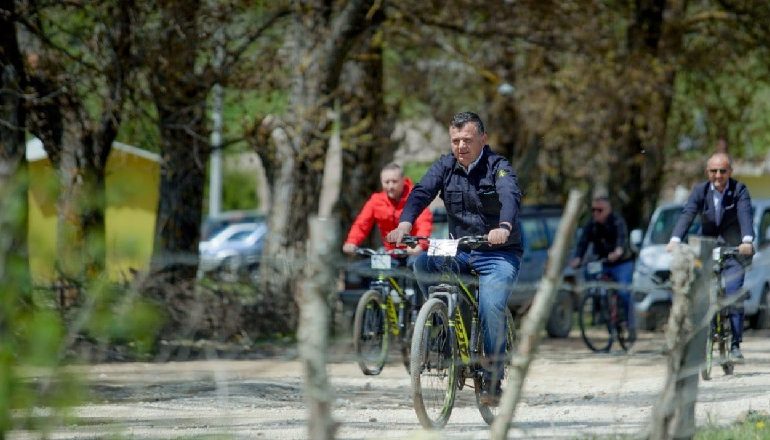FOTOLAJM/ Balla, Klosi dhe Soreca me biçikletë në Stëblevë
