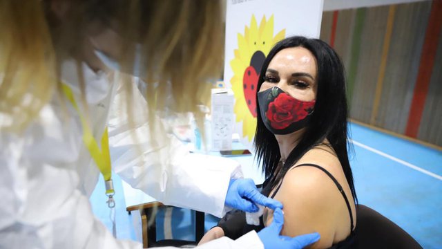VONESA E DOZËS SË DYTË E VAKSINËS/ Mirela Cami SQARON qytetarët: Nuk përbën asnjë problem nga ana shëndetësore