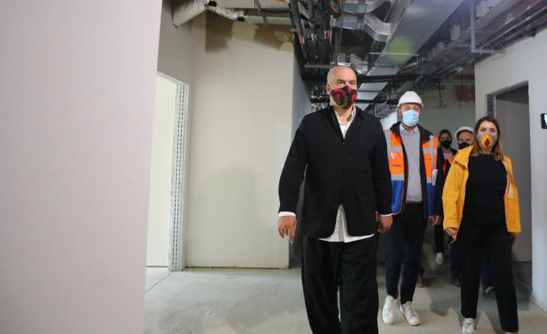 “PËRFUNDON BRENDA VITIT…”/ Rama dhe Manastirliu inspektojnë punimet e spitalit të ri të Sëmundjeve të Brendshme