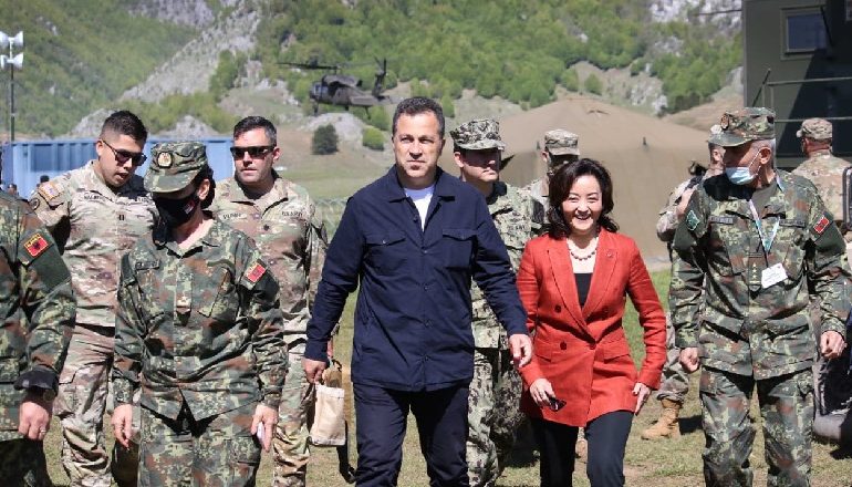 “DEFENDER 21″/ Qitje me mortaja e snajper, Peleshi e Yuri Kim në stërvitjen e trupave amerikane dhe shqiptare