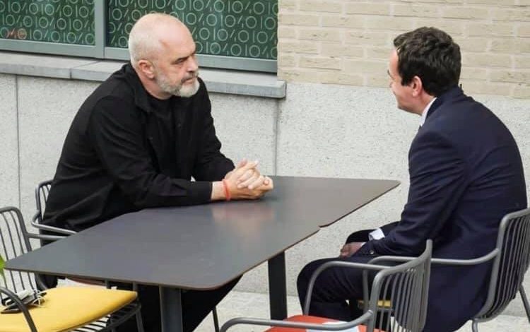 FOTOLAJM/ Albin Kurti bën “paqe” në Bruksel me Ramën: U takuam miqësisht e pa protokoll