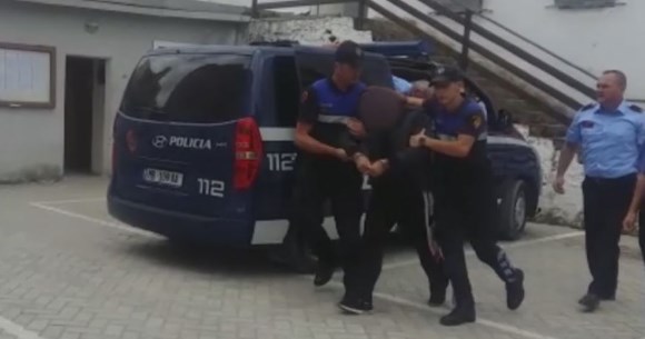 PO SHKEMBENIN DROGË NË LEZHË/ Prangoset 20- vjeçari, shkon në 5 numri i të arrestuarve (EMRI)