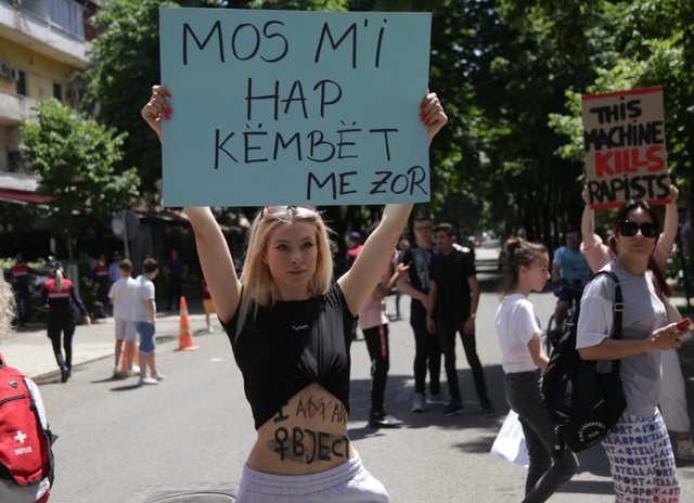 “MOS MI HAP KËMBËT…”/ Mesazhet e forta në protestën kundër abuzimeve me fëmijët (FOTOT)