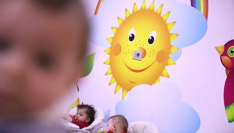 DITA E JETIMËVE/ Manastirliu: 13 fëmijë janë rikthyer te familjet biologjike gjatë këtij viti…