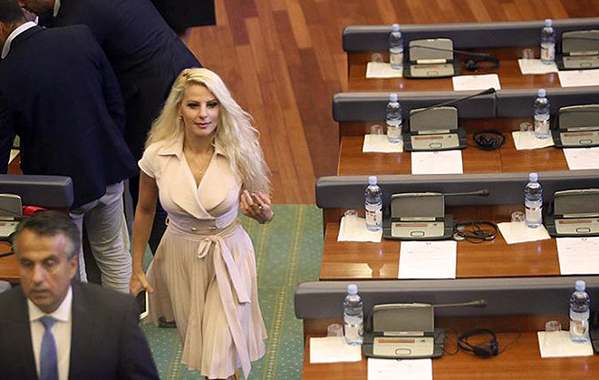 PUBLIKON FOTON/ Deputetja seksi e Parlamentit të Kosovës, shfaqet e mbuluar gjatë muajit të Ramazanit
