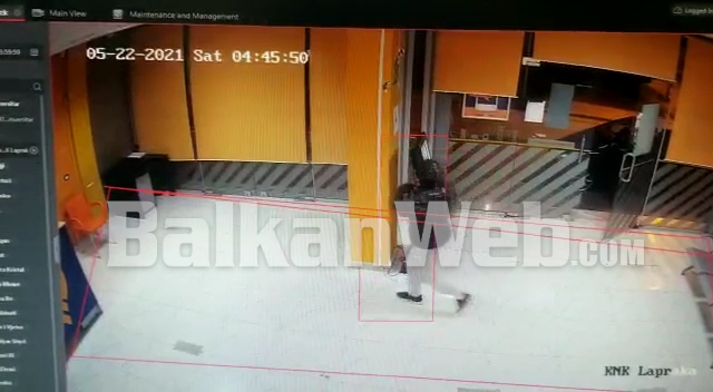 ISHIN KTHYER NË “TMERR” PËR BIZNESET NË DURRËS/ Ja momenti kur 3 të mitur hyjnë për të vjedhur në zyrat e OSHEE (VIDEO)
