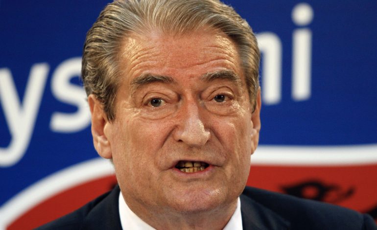 U SHPALL “NON GRATA”/ Sali Berisha nuk përmbahet: Le ta dijë çdo shqiptar pasurinë time, ja sa PARA kam kursyer me gjithë gruan