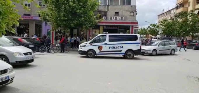 PLAGOSJA ME THIKË E TË RIUT NË VLORË/ Policia informacion zyrtar: Konflikt i çastit, kemi identifikuar autorin
