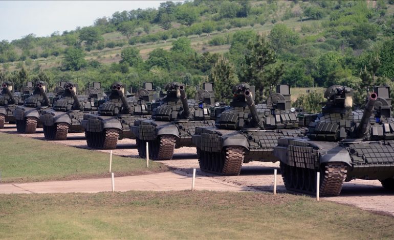 RUSIA ARMATOS SERBINË/ I dhuron ushtrisë serbe 30 tanke dhe 30 makina të blinduara