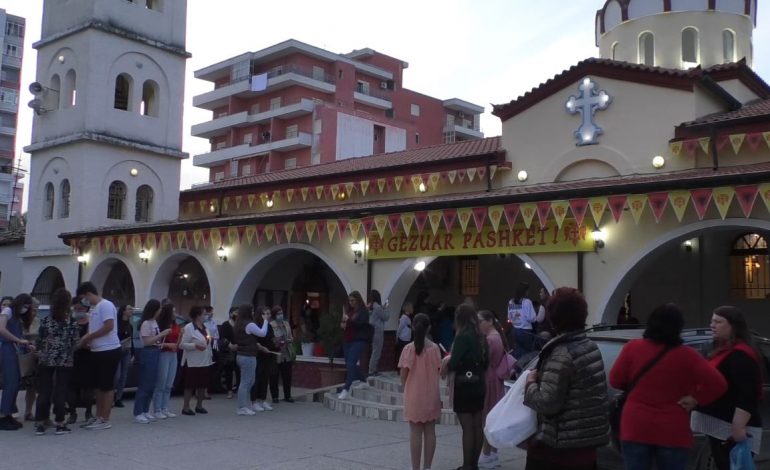PASHKËT ORTODOKSE NË VLORË/ Besimtarët: Sot i lutemi perëndisë të na bashkojë të gjithëve pa dallim feje, ta dashurojmë njeri-tjetrin