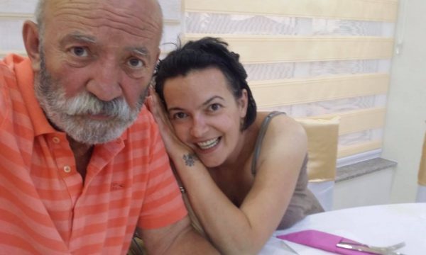 ME MASKË OKSIGJENI DHE NË “LUFTË ME COVID-19/ Aktori Lajçi përkujton vajzën e ndjerë: Zot me çoi sëmundjen e dy lule te varri nuk… (FOTO)