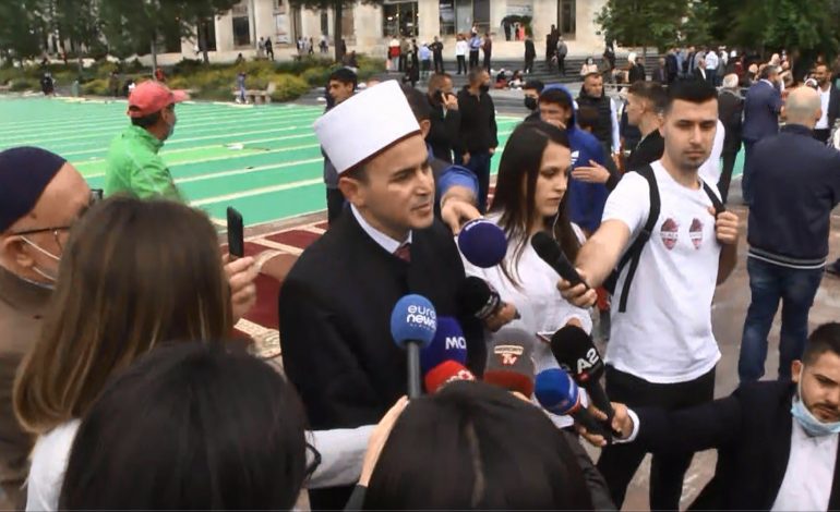 INCIDENTI NË CEREMONINË E FALJES/ Komuniteti Mysliman: Person në kushte të rënduara, jo besimtar me mendje të shëndoshë
