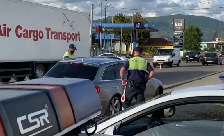 VRASJA E EVEREST ÇAKËS/ Policia postoblloqe në hyrje të Elbasanit. Kontrolle makinave që…