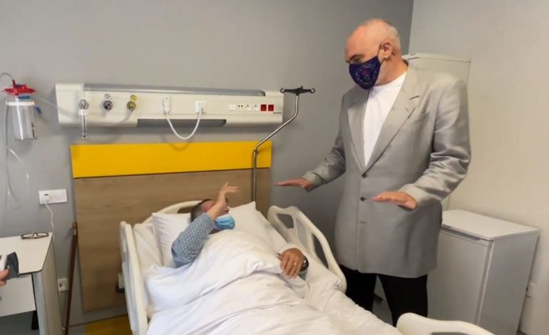 BATUTAT/ Pacienti e pret me duartrokitje, Rama: Po këtë pse e mbani se qenka në superformë