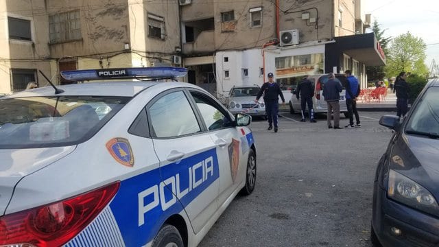 E RËNDË NË DHËRMI/ Ushtroi dhunë fizike ndaj bashkëshortes së tij, arrestohet 50-vjeçari