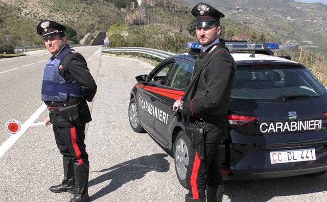 SI E PËSOI/ Shqiptari me makinë luksoze ndalohet në Itali, kapet me 300 mijë euro…