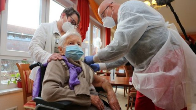 COVID-19/ Gjermania miraton lehtësimet për personat e vaksinuar dhe ata të shëruar