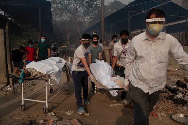 BILANCI DRAMATIK I COVID-19/ Rreth 4200 të vdekur në Indi brenda një dite, numri i të infektuarve në shifra rekord
