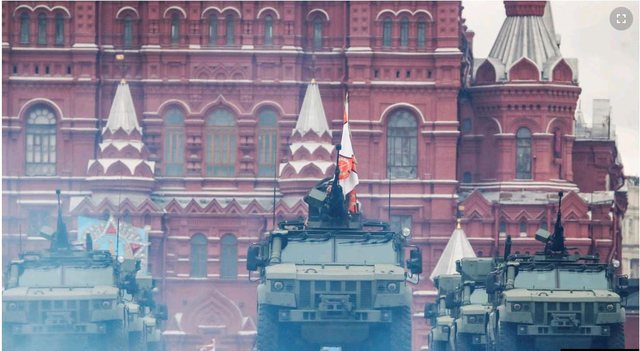 PUTIN TREGON FUQINË/ 200 makina ushtarake në sheshin e kuq të Moskës, qielli mbushet…