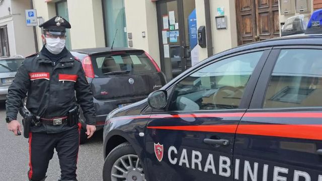 ARRESTOHEN 4 SHQIPTARË NË ITALI/ Kur policia i shkoi në shtëpi për kontroll i kërcënuan me thika dhe…