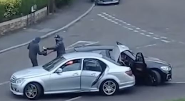 ME SHKOPA BEJSBOLLI E TË MASKUAR/ Banda kryen grabitje në mes të ditës në Angli (VIDEO)