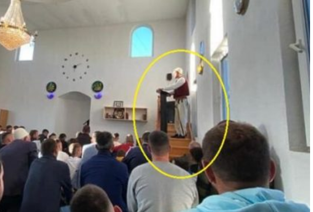 FOTOLAJM/ Surprizon hoxha nga Kosova, fal namazin me veshje tradicionale