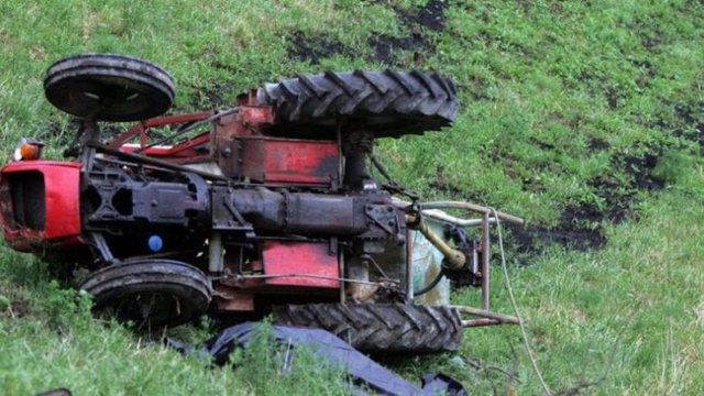 TRAGJIKE/ Përmbyset traktori në Gramsh, humb jetën 61-vjeçari