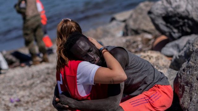 U FOTOGRAFUA DUKE PËRQAFUAR EMIGRANTIN AFRIKAN/ Kërcënohet me jetë punonjësja e Kryqit të Kuq
