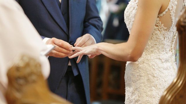 E PAZAKONTË/ Gjobë për prindërit që s’martojnë fëmijët deri në 18 vjeç